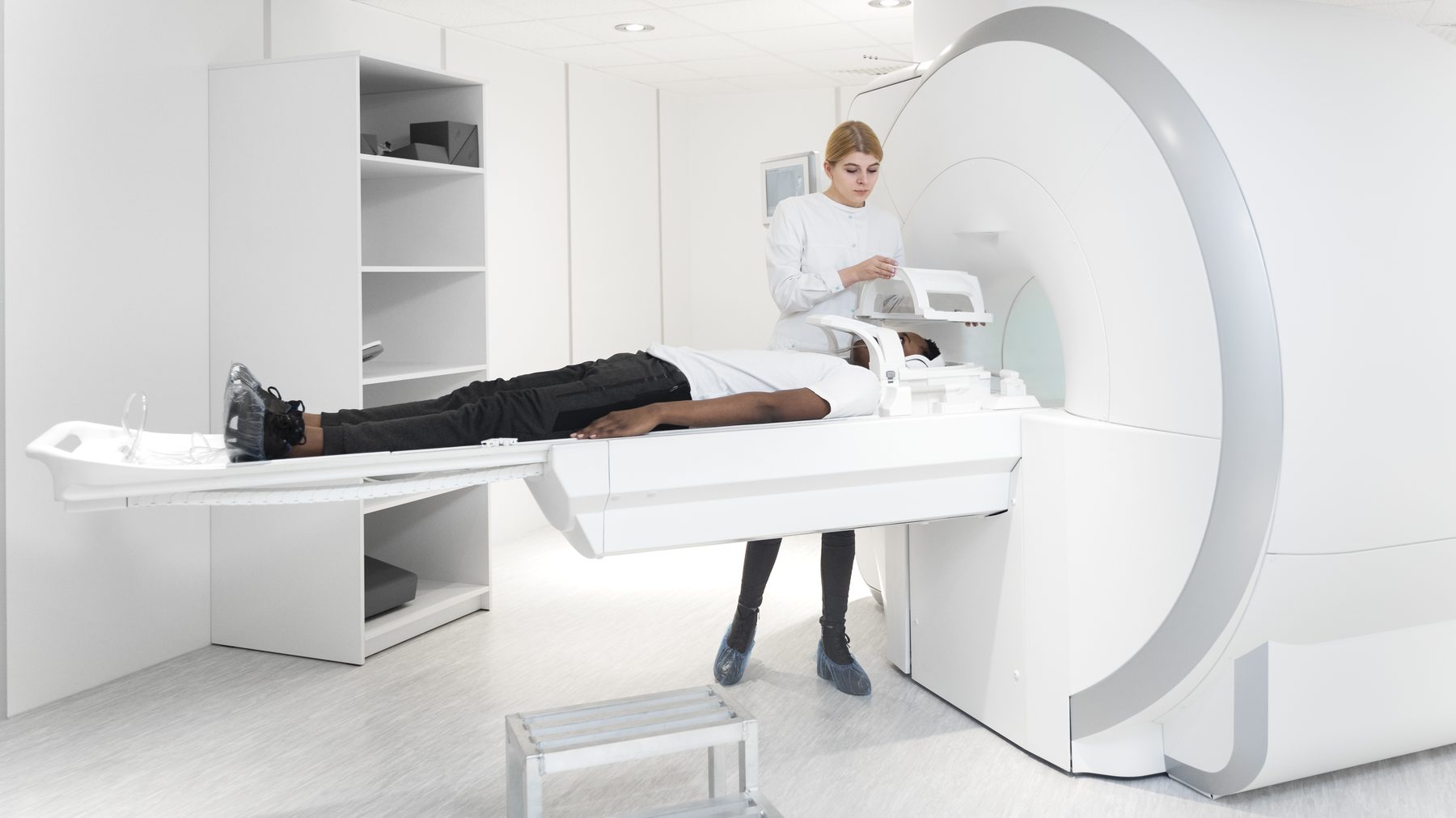 Patient réalisant un examen d'imagerie (scanner) dans le cadre du bilan préopératoire