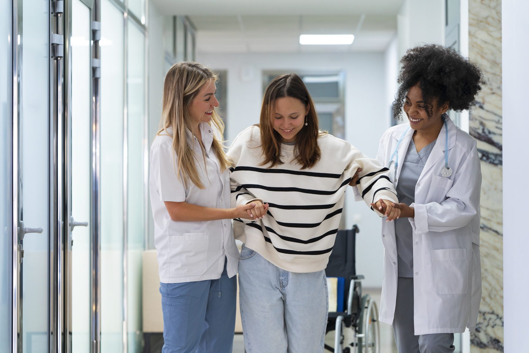 Équipe médicale du cabinet accompagnant un patient