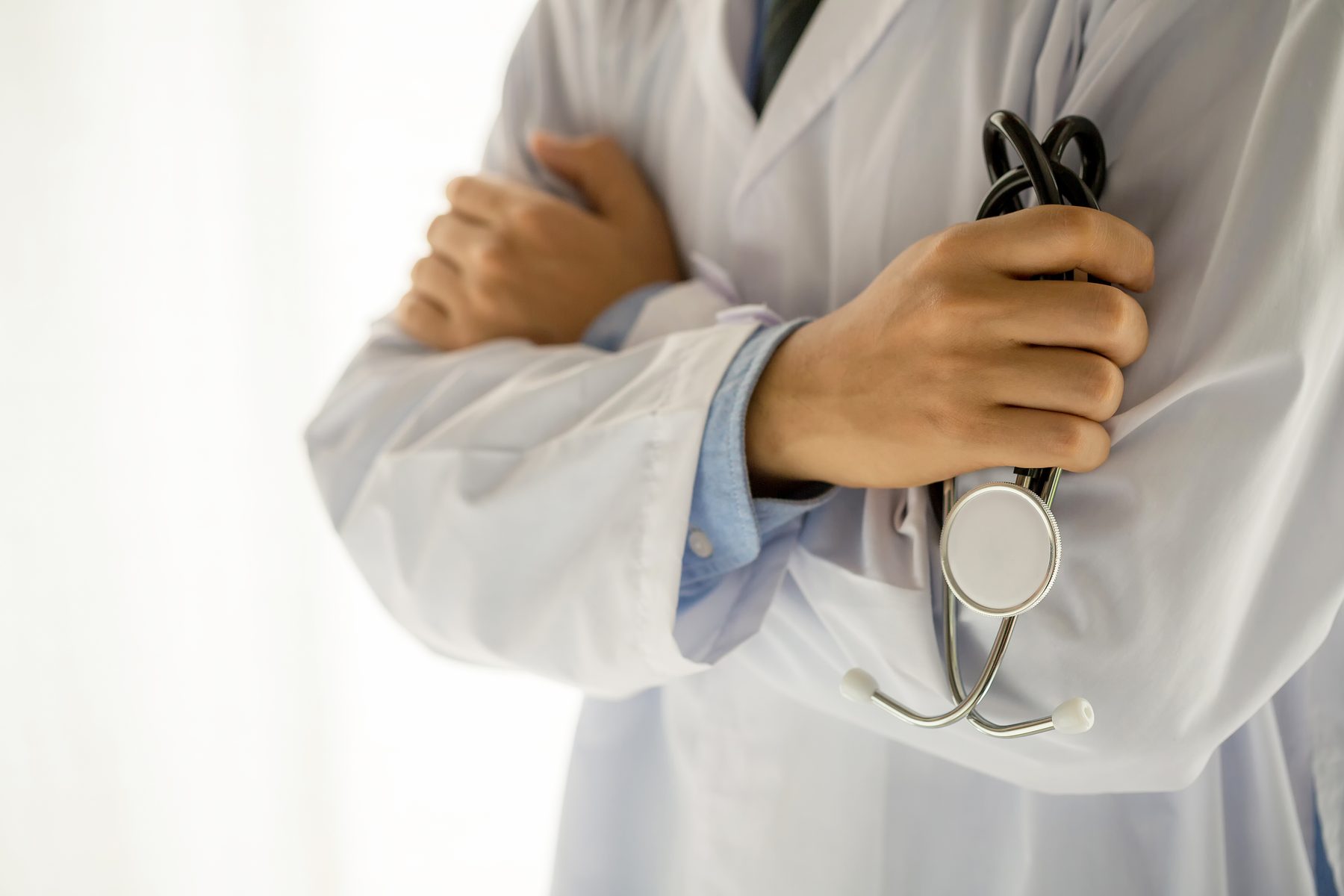 Chirurgien orthopédiste en tenue médicale au sein du cabinet Arthropole