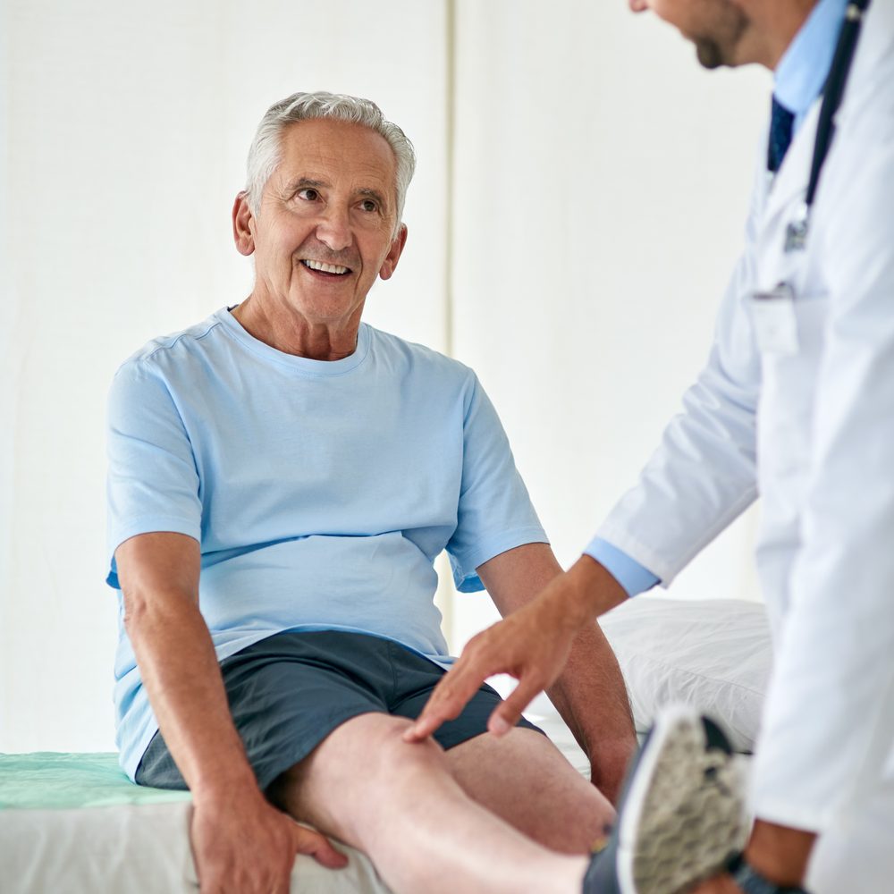 Consultation d'un patient senior pour un examen du genou