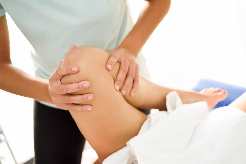 Massage thérapeutique de la jambe en centre de kinésithérapie