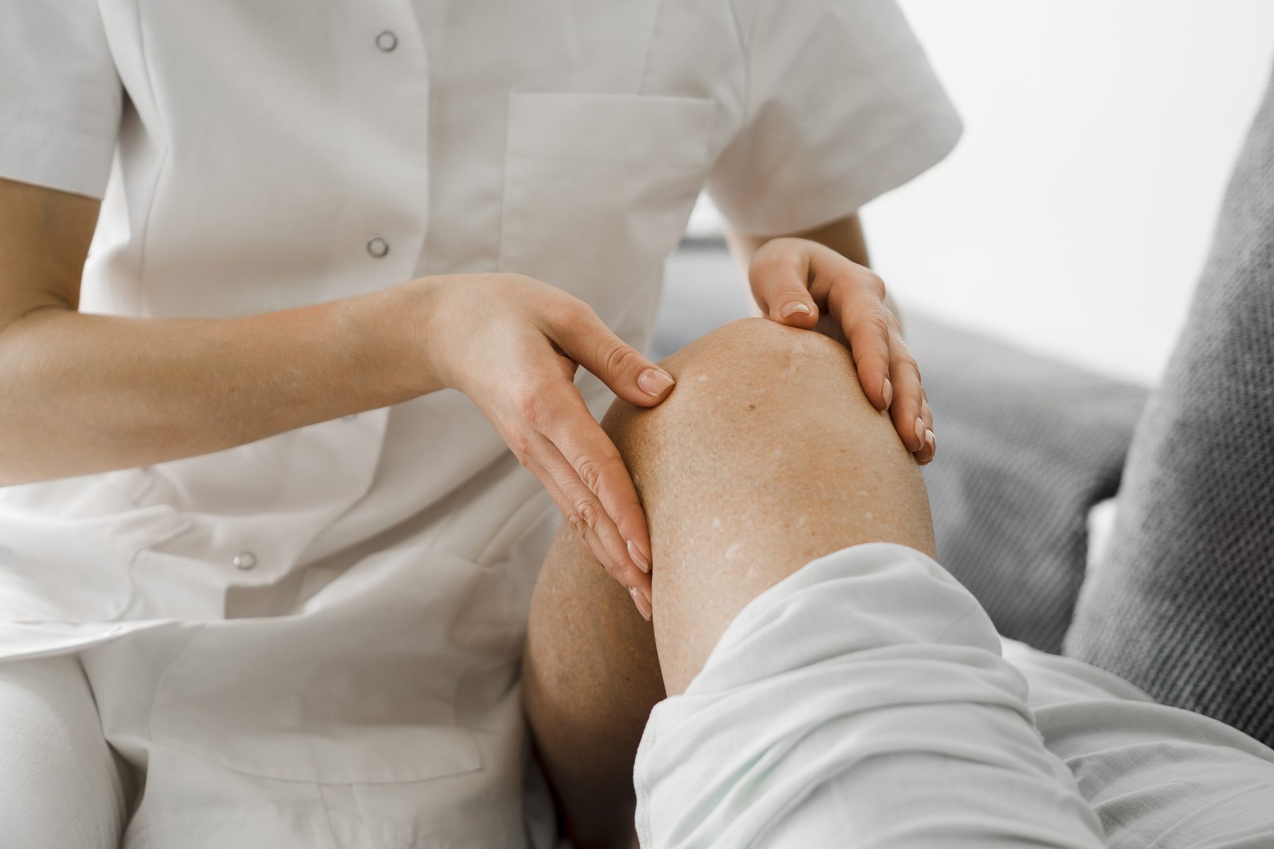 Examen du genou par le chirurgien orthopédiste