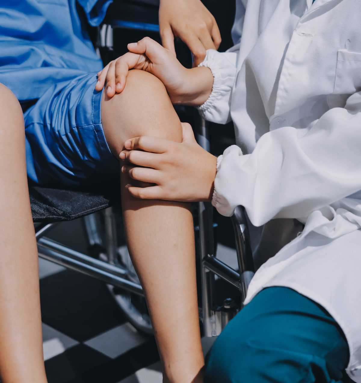 Examen du genou par une professionnelle de santé