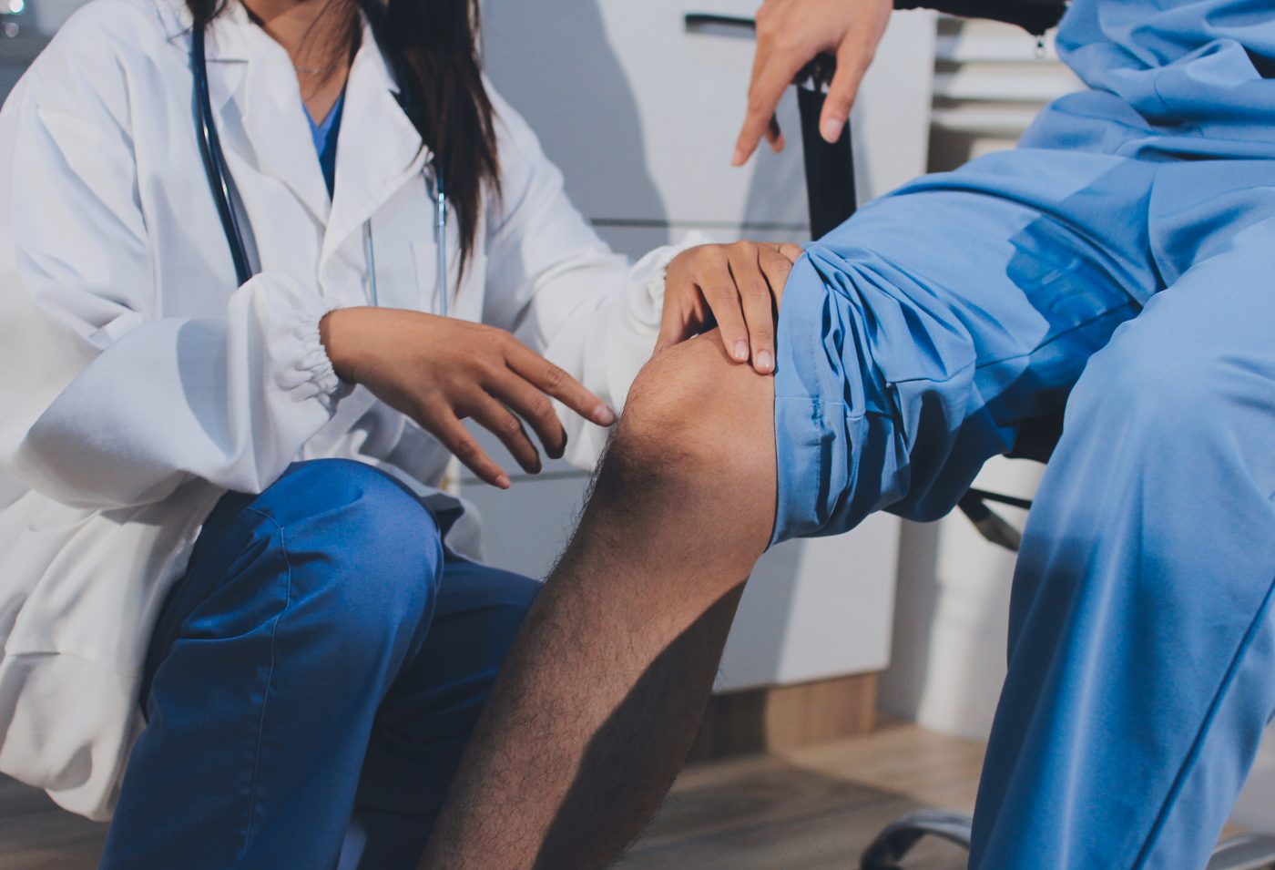 Exercices du genou expliqués au patient lors du suivi