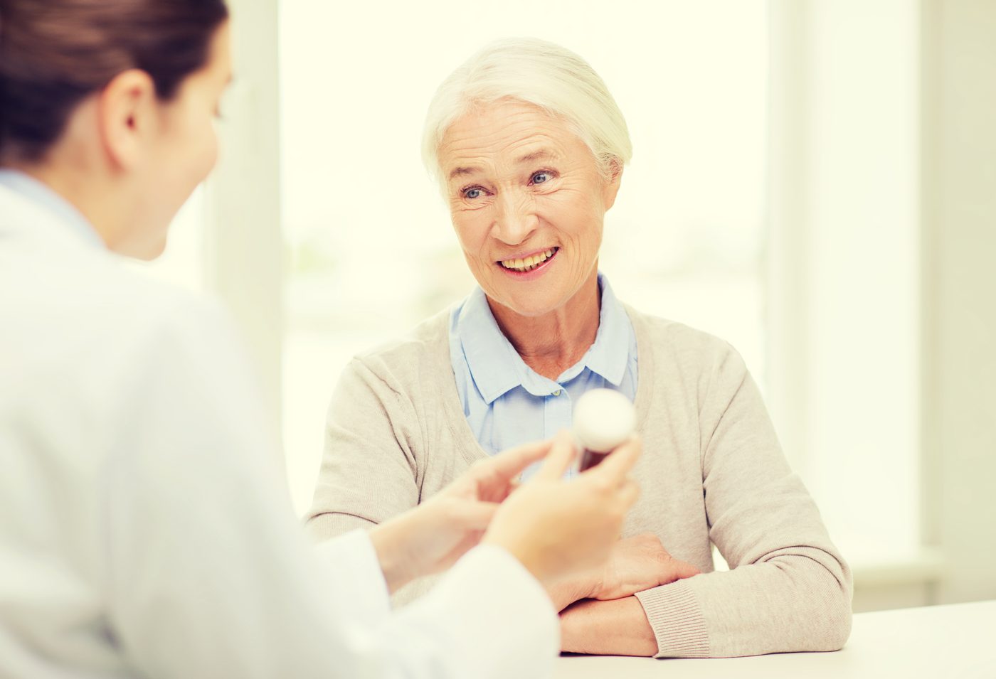 Consultation d'une patiente senior au cabinet Arthropole à Bayonne