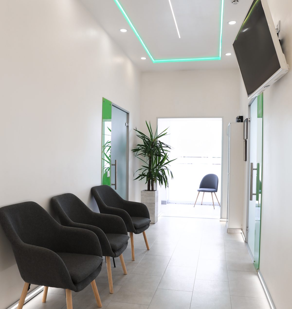 Couloir de la clinique menant aux salles d'intervention